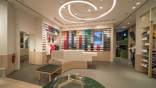 商業空間の設計を専門とする