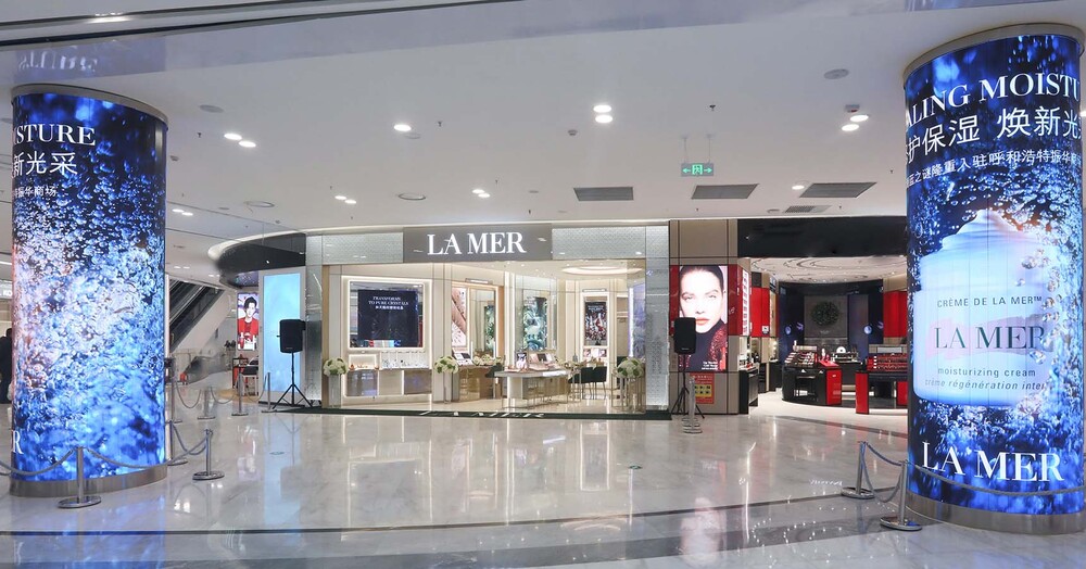 化粧品のディスプレイキャビネットを飾る方法